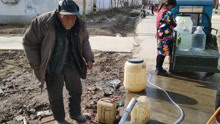 农村改造自来水管道，86岁老人也要去接水吃，希望工程早点结束