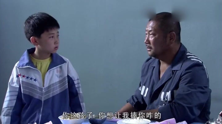 大漠高墙:孩子来监狱看父亲,掀开衣服竟满是被虐待伤痕,心碎