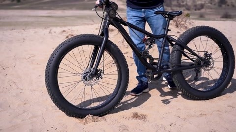 小伙造出一辆全驱自行车,骑到沙地上后,神奇才刚刚开始!