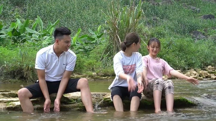 阿俊带越南姑娘小粉小竹在农村大山里烧烤游泳,世外桃源生活太惬意了
