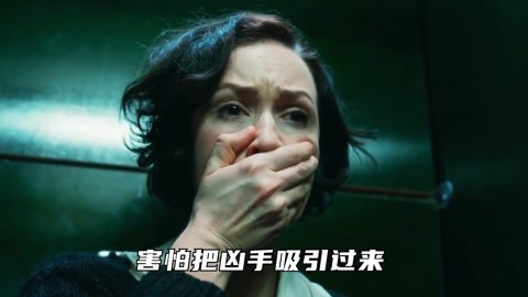 女人拿手机拍厕所隔间,看到照片后被吓懵了,恐怖电影《隔间》