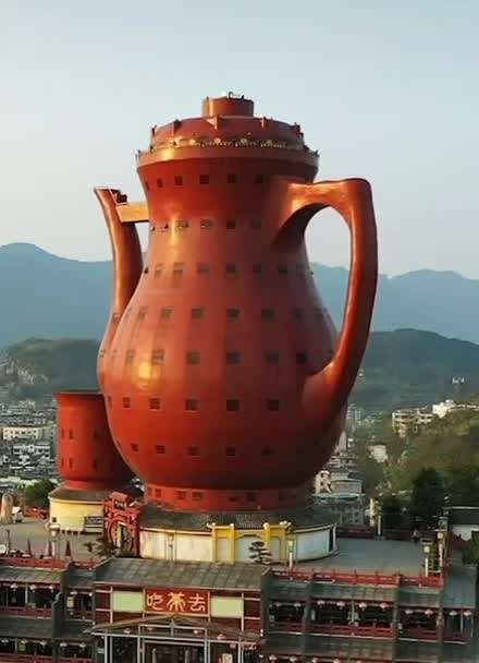 贵州湄潭县城里的大茶壶建筑,号称天下第一壶,壶高738米!