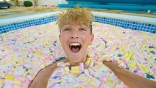 小哥在1000个棉花糖中泡澡，饿了还能吃了起来，网友：快住嘴！