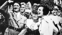 希特勒死后，德国数百女军官同做一件事，网友：太傻太天真