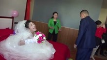 河南40岁光棍大叔，找不到媳妇，娶脑瘫女孩，好残忍的婚礼