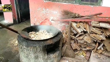 用柴火灶煮草魚,火要燒非常旺,等到魚湯變成白色時,味鮮好吃