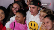 【720p】Justin Bieber 比伯在Seasons首映禮上很溫柔地擁抱每一位粉絲，大合照/握手樣樣都有 (洛杉磯 1/27/2020)