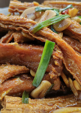 腐竹焖鱼腩的家常做法做法简单好吃又下饭每次做一大盘不够吃