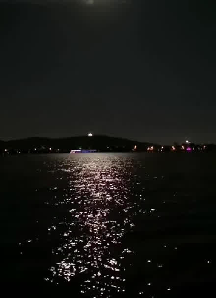 日月湖晚上图片