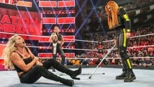 现场拍摄WWE 女汉子贝基林奇装瘸拐杖暴打 夏洛特弗莱尔 隆达罗西