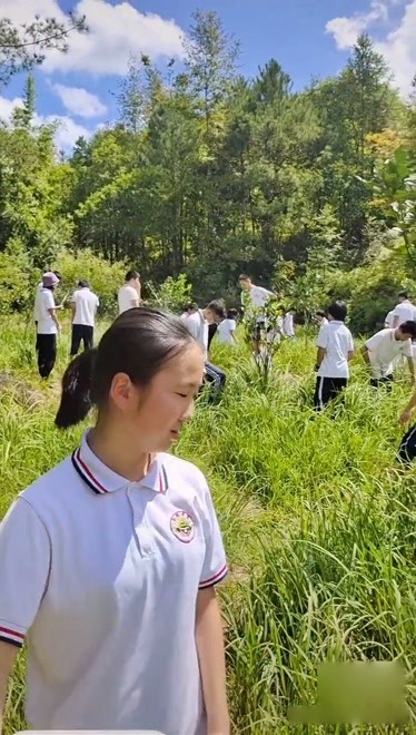 临近开学之际高中生来到了农村体验乡下的田园生活看了以前的农具体会