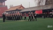 英姿飒爽的前武警国旗护卫队，在故宫里训练庄严的升旗仪式！