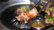 这才是最正宗的韩国烤肉，配着辣白菜一起吃，刷新灵魂的认知！