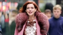 奥斯卡金像奖安妮·海瑟薇Anne Hathaway的皮草穿搭，捂不住的魅力，准备好小板凳吧你就！