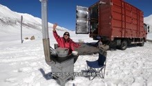 自驾西藏，海拔4400米雪山露营，小两口雪地里围着柴火炉炖猪脚