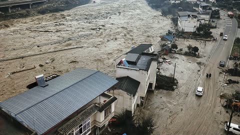 云南镇雄山体滑坡图片