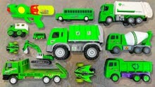 在沙堆里找出了很多绿色的玩具，有垃圾车，拖车，还有一把水枪！