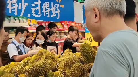 广州一超市榴莲15元一斤遭哄抢,50箱10分钟告罄!水果自由